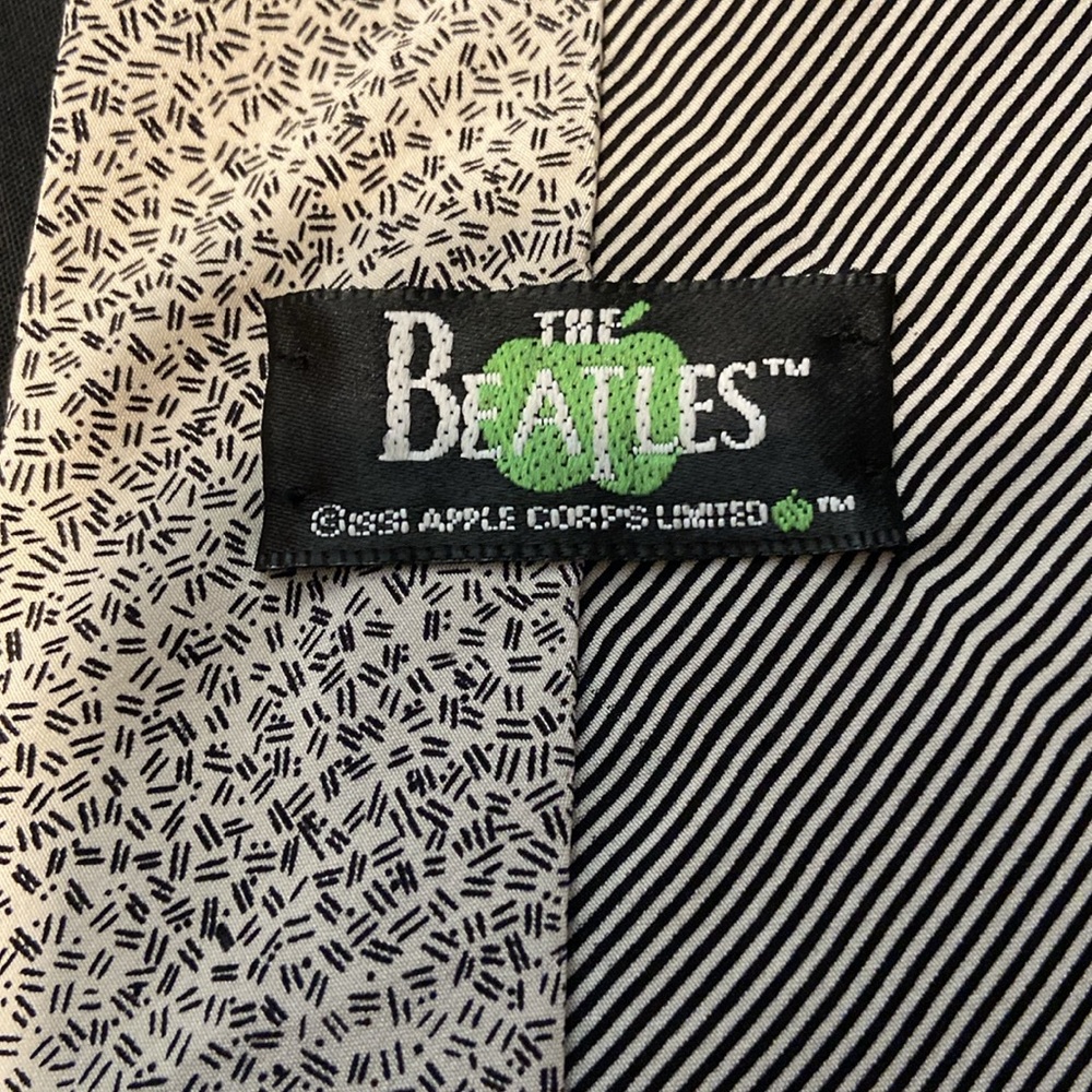 💙The Beatles Silk Tie with Unique Design (We Can Work It Out 1991 Apple Corp) - Picture 3 of 6